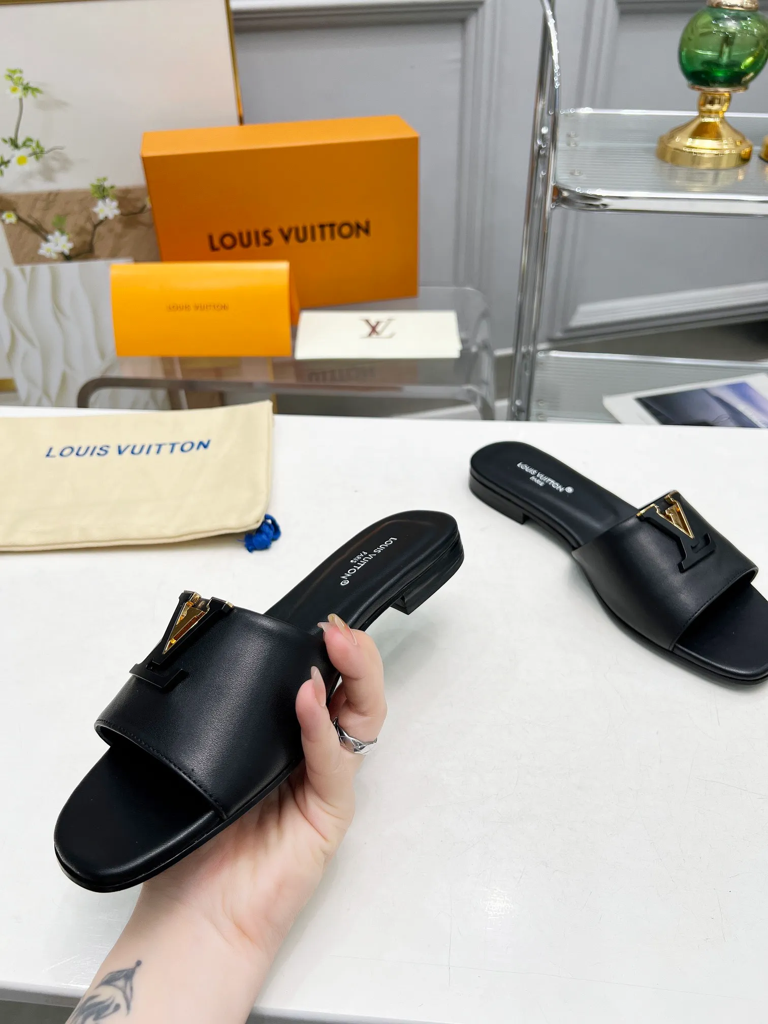 👟👟Ex-factory price 440👟👟Louis Vuitton/Louis Vuitton women's new sandals LV SUNSET COMFORT flat sandals are made of exquisite cowhide and sheepskin lining, the uppers show handicrafts, and are matched with genuine leather soles*@wearing experience. LV logo hardware buckle on upper, size 35-42